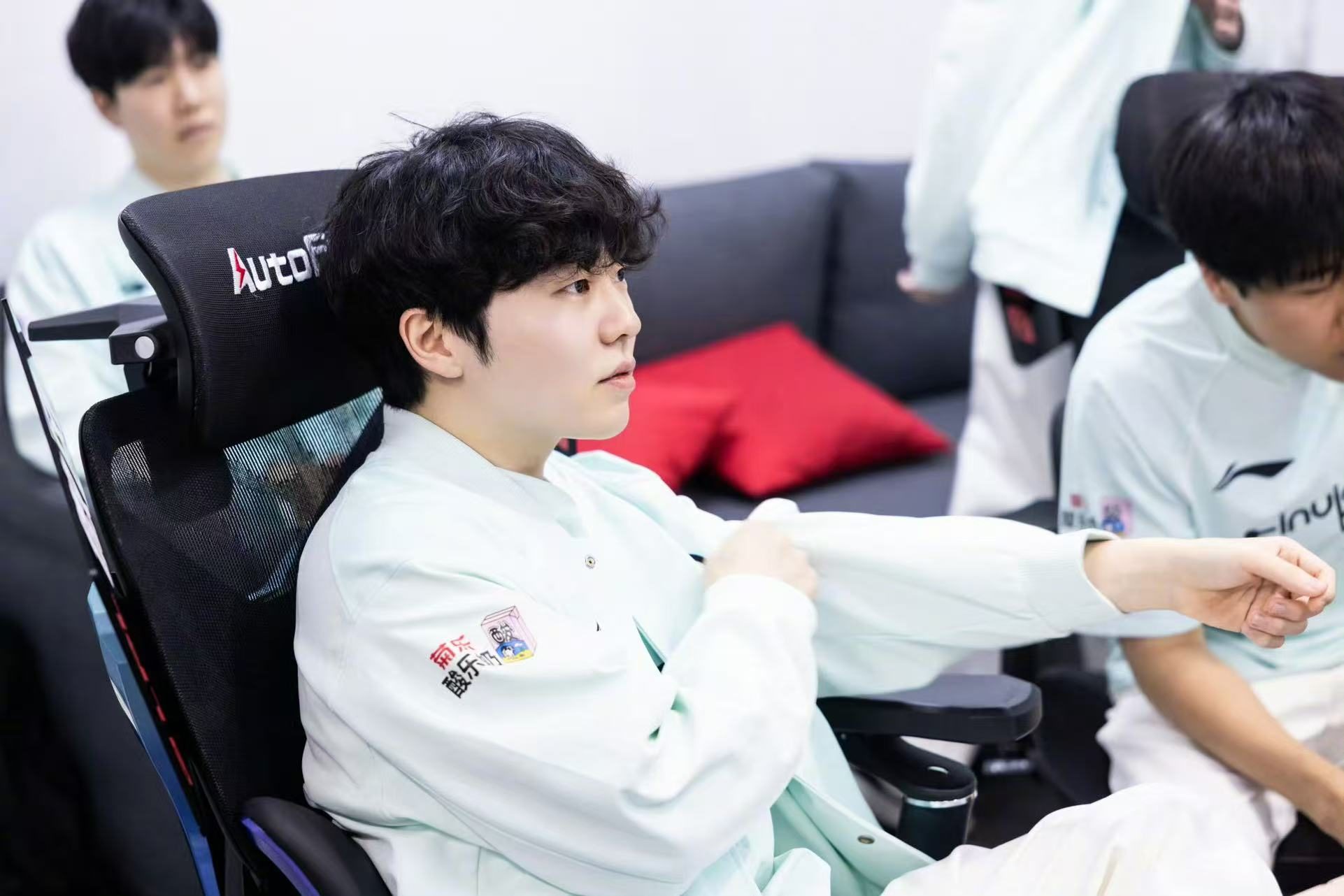 28娱乐-Rookie回归赛场，比分优势明显首场状态亮眼，G2观众沸腾！的简单介绍